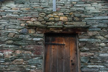 taş duvar eski ahşap kapı.