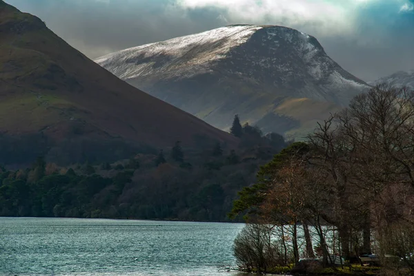 Derwent Waterand e Skiddaw montanha no fundo . — Fotografia de Stock