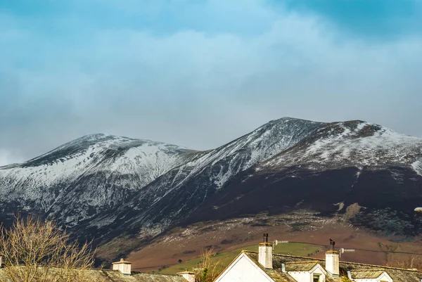 美しい山々の家の屋根を見渡す — ストック写真