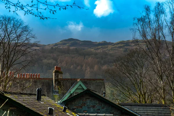Vackra berg tittar genom taket av huset i — Stockfoto