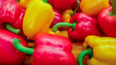 bir pazarda bulunan bir tepsi biber (kırmızı biber) 