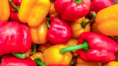 bir pazarda bulunan bir tepsi biber (kırmızı biber) 