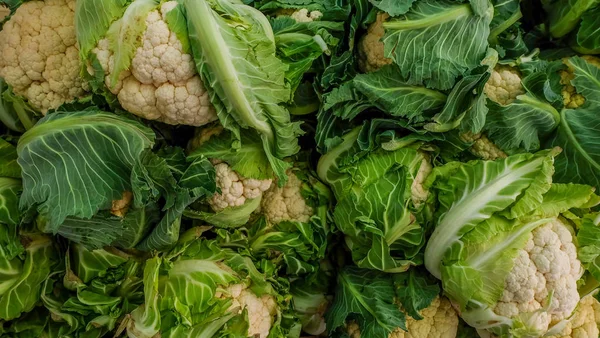 Blumenkohl zum Verkauf auf dem Wochenmarkt. — Stockfoto