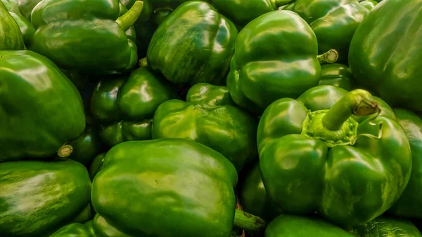 Un vassoio di peperone verde (peperone verde) trovato in un mercato — Foto Stock