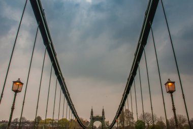 Londra'da Thames Nehri üzerinde Hammersmith Köprüsü, İngiltere