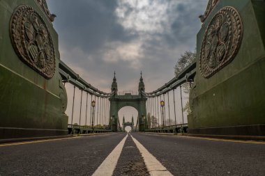 Londra'da Thames Nehri üzerinde Hammersmith Köprüsü, İngiltere