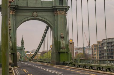 Londra'da Thames Nehri üzerinde Hammersmith Köprüsü, İngiltere