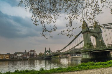 Londra'da Thames Nehri üzerinde Hammersmith Köprüsü, İngiltere