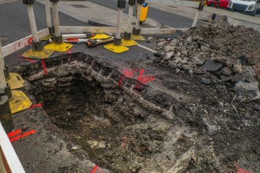 Yol yüzeyini onarmak ve iyileştirmek için blok alanı.