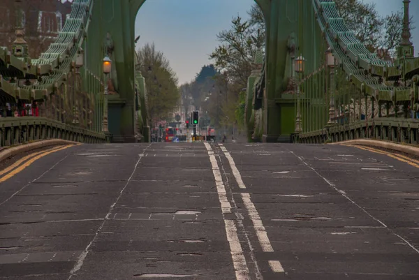 Londra'da Thames Nehri üzerinde Hammersmith Köprüsü, İngiltere