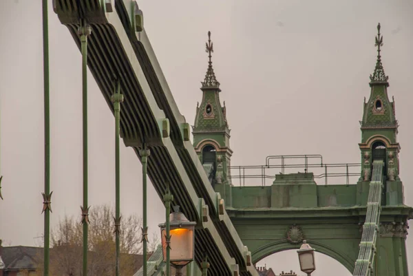 Stålkonstruktionen i Hammersmith-bron på västra sidan o — Stockfoto