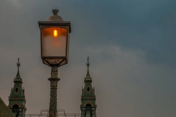 Lamp on the Hammersmith Bridge in the west side of London The fi — Stock Photo, Image