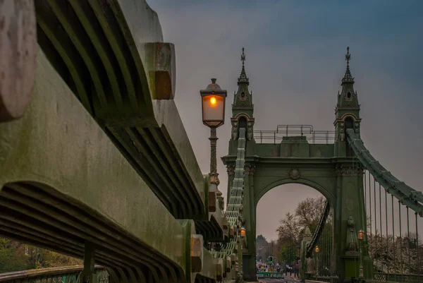 A estrutura de aço da ponte Hammersmith no lado oeste do — Fotografia de Stock