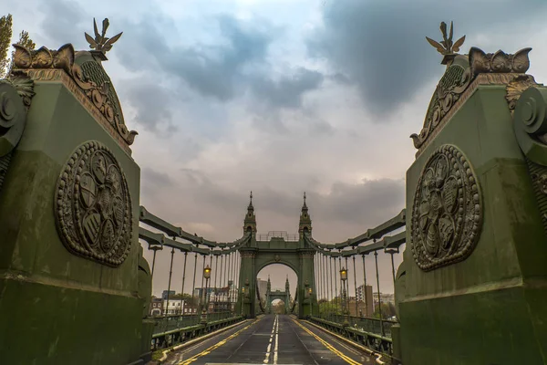 Hammersmith Bridge över Themsen i London, England — Stockfoto