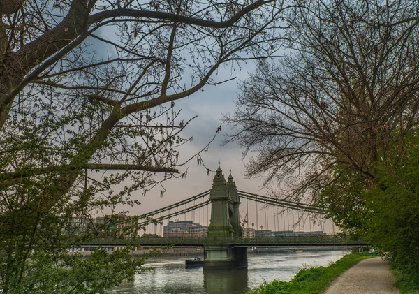 Hammersmith Bridge over de Theems in Londen, Engeland — Stockfoto