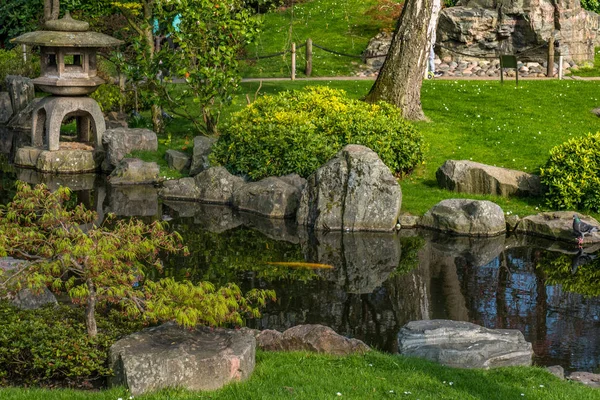 以日本石灯笼、鲜花装饰的日本花园 — 图库照片