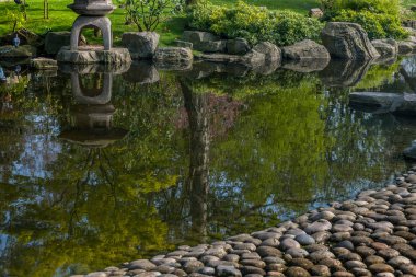 Japon bahçe Japon taş fenerler, çiçekler ile dekore 