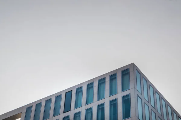 澄んだ空に対する建物の外観(幾何学的ファサード) — ストック写真