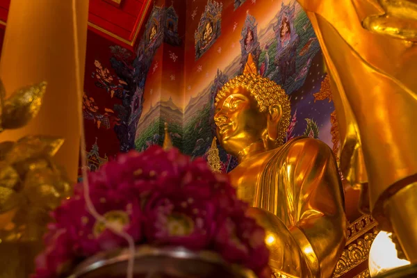 Buddha-Bilder in der schönen Kirche, dem thailändischen Tempel — Stockfoto