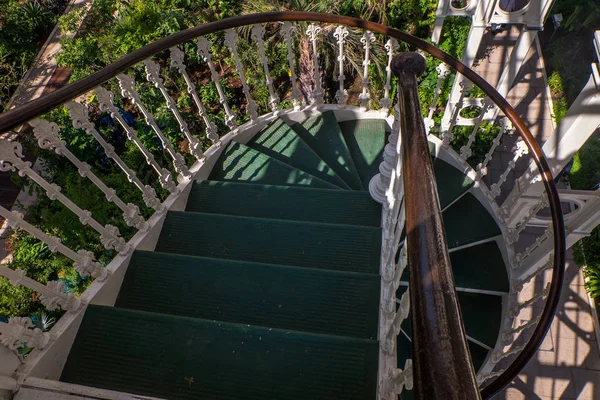 Uma escada em espiral no jardim das flores — Fotografia de Stock