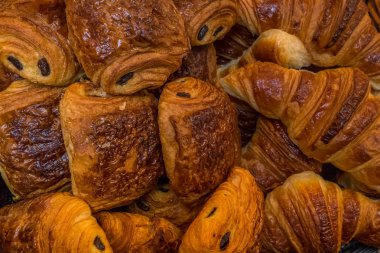 Fırından yeni çıkmış huysuz kruvasan arka plan.