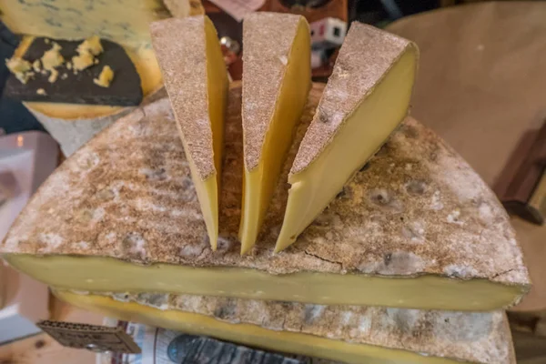 Piacon lévő nagy, ízletes sajt. — Stock Fotó