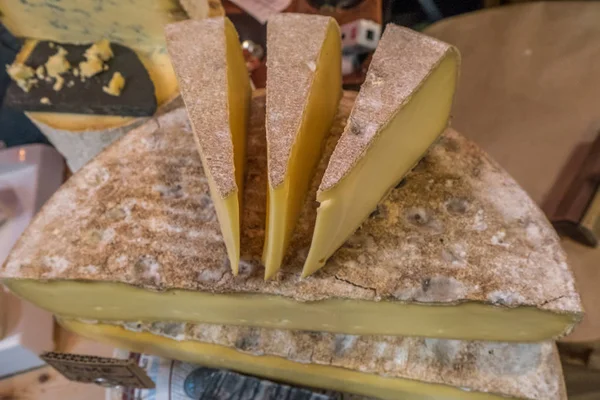 Queso grande y sabroso que está en el mercado . —  Fotos de Stock