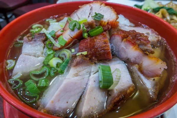 Close-up Eier noodle met knapperig varkensvlees en geroosterd rood varkensvlees en Cho — Stockfoto