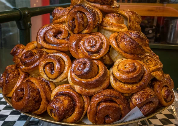 Rollos de canela dulce tradicionales recién horneados —  Fotos de Stock