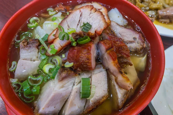Crispy domuz eti ve kavrulmuş kırmızı domuz eti ve cho ile Closeup yumurta şehriye — Stok fotoğraf