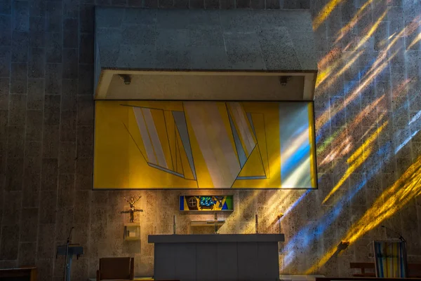 Dalam Katedral Katolik Roma Dengan Panel Kaca Patri Dasar Tangga — Stok Foto