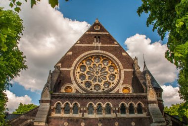 İsa Kilisesi'nin önünde, Hampstead Heath'te..