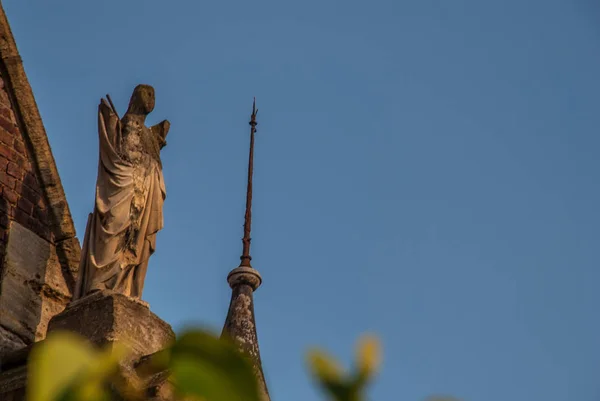 Estátua na frente de Chris Church em Hampstead Heath . — Fotografia de Stock