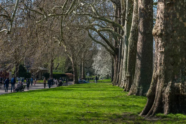 As pessoas vêm para relaxar no Hyde Park em um bom dia . — Fotografia de Stock