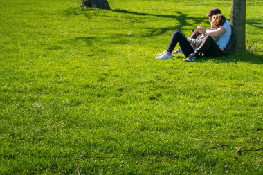 Hyde Park, Londra'da çim üzerinde aşıklar Güzel çift.
