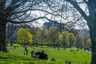 İnsanlar güzel bir günde Hyde Park'ta dinlenmek için geliyorlar..