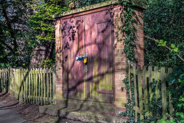 Wooden door in the Holland Park. — Stock Photo, Image