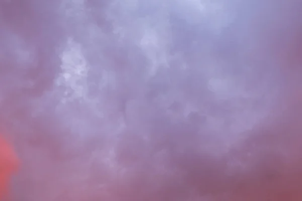 Livfulla lila färger äkta romantisk solnedgång himmel. — Stockfoto