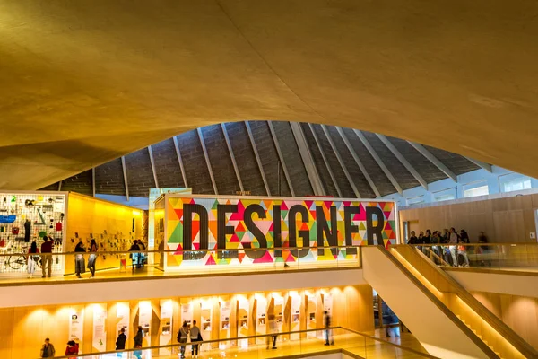 Das design museum im hollandpark mit einem zentralen atrium. — Stockfoto