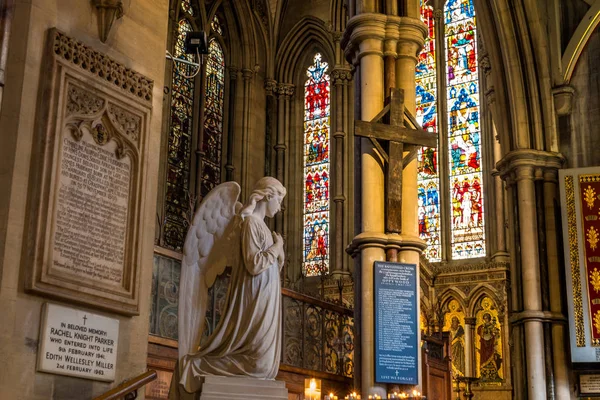 The nave of St Mary Abbot's church on Kensington High Street. — Stock Photo, Image