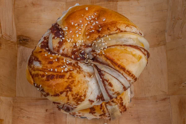 Bakat sött bröd med röd bönpasta och vita sesamfrön — Stockfoto