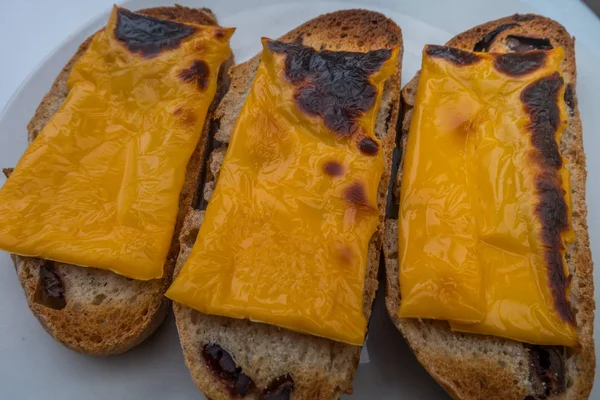 Baguette und geschmolzener Käse auf einem weißen Teller. — Stockfoto