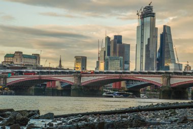 Thames Nehri boyunca londra gökdelenler şehir modern yapmak