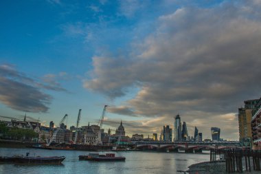 Thames Nehri boyunca londra gökdelenler şehir modern yapmak