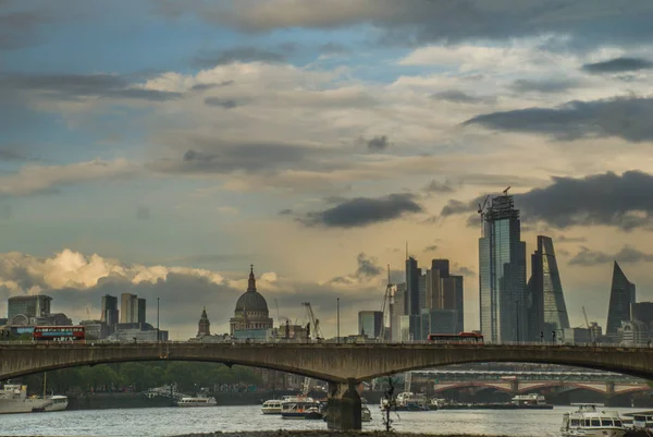 Londyńskie wieżowce nad Tamizą sprawiają, że miasto jest nowoczesnym — Zdjęcie stockowe