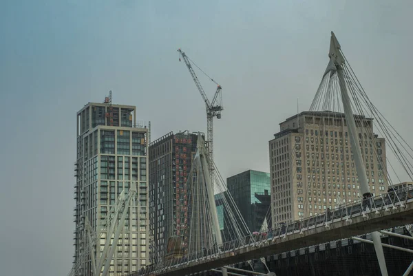 Moderne gebouwen naast de Millennium brug langs de rivier de th — Stockfoto