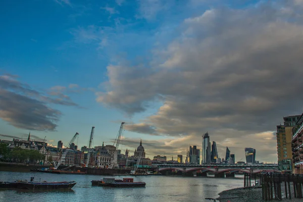 London skyskrapor längs Themsen gör staden till en modern — Stockfoto