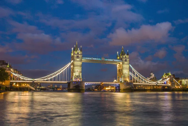 Tower bridge di notte, Londra . — Foto Stock