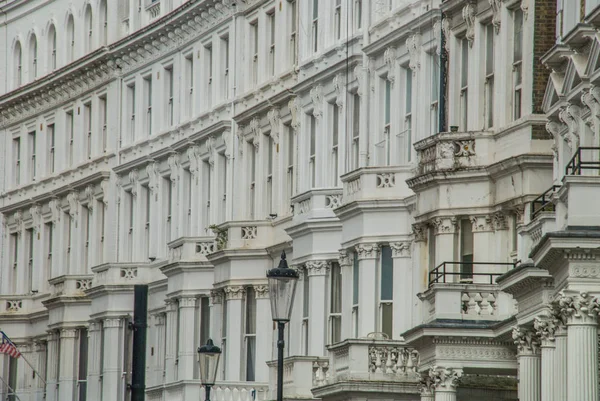 Αφηρημένες εικόνες γεωμετρικών σχημάτων σε κτίρια στο Λονδίνο. — Φωτογραφία Αρχείου