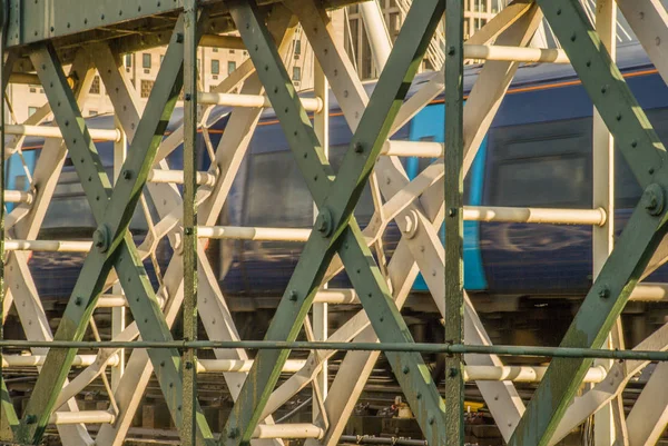 金属栅栏后面的快速移动列车和平台. — 图库照片